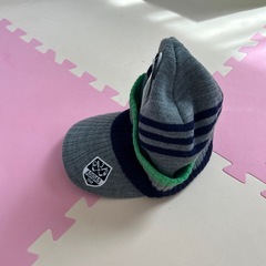 adidasツバ付きニット帽の画像