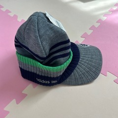 adidasツバ付きニット帽の画像