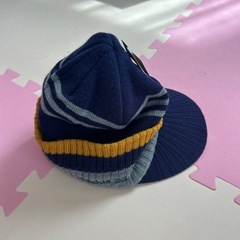 adidasツバ付きニット帽の画像