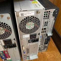 パソコン3台とモニタ2台とプリンタ1台の画像