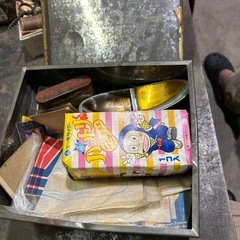 バナナキャラメルブリキ缶の画像