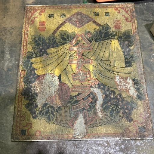 バナナキャラメルブリキ缶