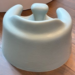 Bumbo ベビーチェア　グレーの画像