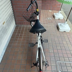 20インチ　外装6段変速　LEDオートライト　カゴ付き折り畳み自転車　ホワイトの画像