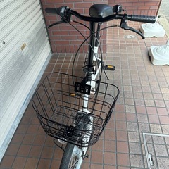20インチ　外装6段変速　LEDオートライト　カゴ付き折り畳み自転車　ホワイトの画像