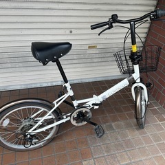 20インチ　外装6段変速　LEDオートライト　カゴ付き折り畳み自転車　ホワイトの画像