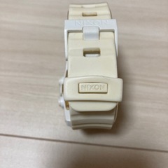 NIXON 腕時計　白の画像