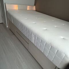 ベッドとマットレスの画像