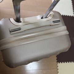【お値下げしました】キャリーケースベージュ系の画像