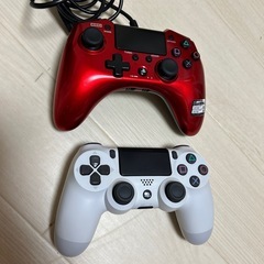 プレステ4 と コントローラー2つの画像