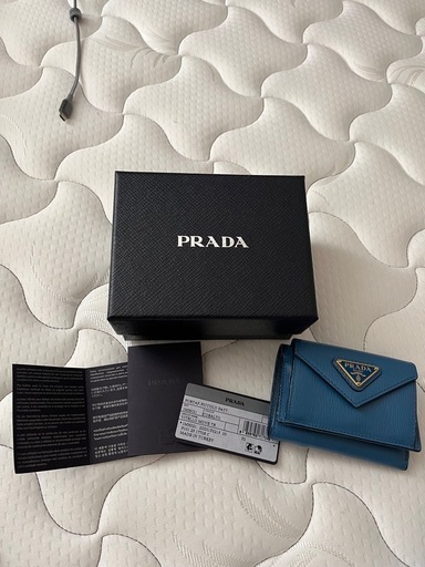 PRADA 三つ折り財布