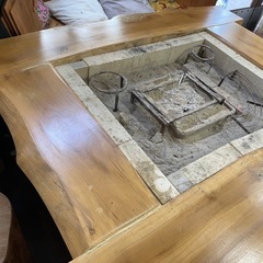 囲炉裏テーブル　丸太椅子２つ付きの画像