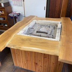 囲炉裏テーブル　丸太椅子２つ付きの画像