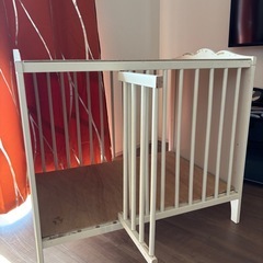 イケアのベビーベッドを再利用した犬小屋の画像