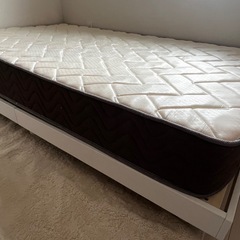 セミダブルベッドとマットレスの画像