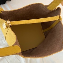 イエローキューブ型本革バッグ　金MM22cm 秋イエベ　早者勝ちの画像