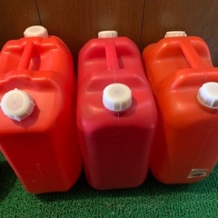 あげます　ポリタンク3個　中古（灯油に使用）の画像