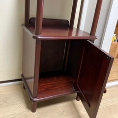 電話置きのような棚の画像