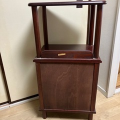 電話置きのような棚の画像