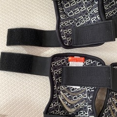 RED/BURTON プロテクターセットの画像