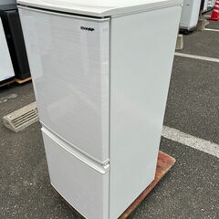 冷蔵庫 シャープ 2020年  SJ-D14F 137L【安心の3ヶ月保証・送料に設置費込み】🚚自社配送時💳代引き可🚚(現金、クレジット、スマホ決済対応)の画像