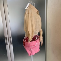 ベージュシースルーシャツとピンクショートパンツセットの画像