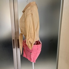 ベージュシースルーシャツとピンクショートパンツセットの画像