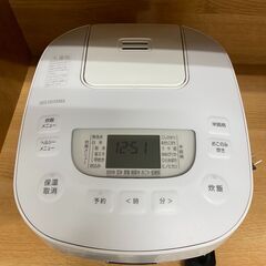 アイリスオーヤマ 2023年製 5.5合炊き 炊飯器 ホワイト シンプル家電 札幌 東区の画像