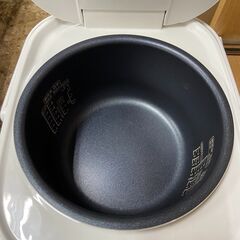 アイリスオーヤマ 2023年製 5.5合炊き 炊飯器 ホワイト シンプル家電 札幌 東区の画像