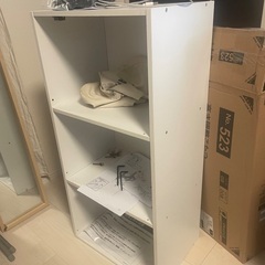 無料　テーブルとラックの画像