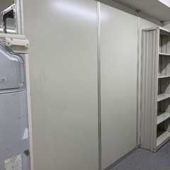 パテーション三つ:  天井にストッパーで固定できますの画像