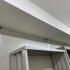 パテーション三つ:  天井にストッパーで固定できますの画像