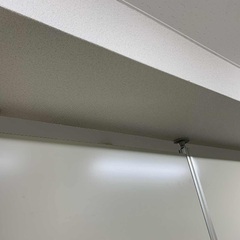 パテーション三つ:  天井にストッパーで固定できますの画像