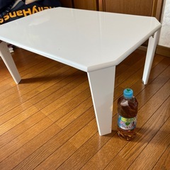 白ミニテーブルの画像