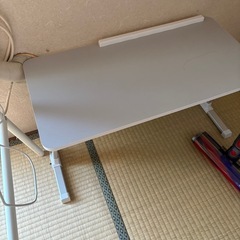 ベッド用テーブル の画像