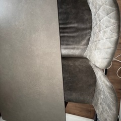 ダイニングテーブルの画像