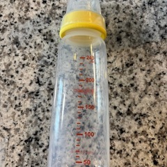 スリムタイプ哺乳瓶　ほぼ未使用
の画像