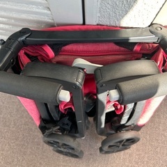 Goodbaby POCKIT ピンク折りたたみ式ベビーカーの画像