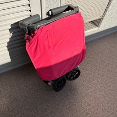 Goodbaby POCKIT ピンク折りたたみ式ベビーカーの画像