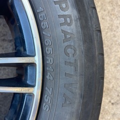 軽自動車アルミホイールとタイヤの画像