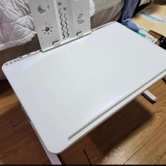 組み立て可能なベッドの上の机の画像