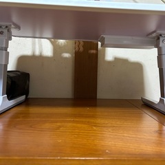 組み立て可能なベッドの上の机の画像