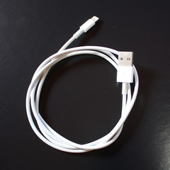 美品　Apple Magic Keyboard Bluetooth　コードレスキーボード　Lightning充電ケーブル付きの画像