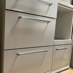 お譲りします‼️白いおしゃれな食器棚の画像