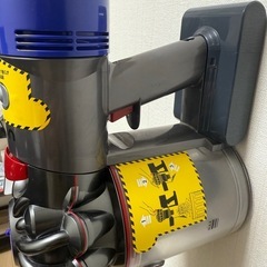 ダイソン v7 コードレス掃除機 バッテリー・ノズル交換済み Dyson　の画像