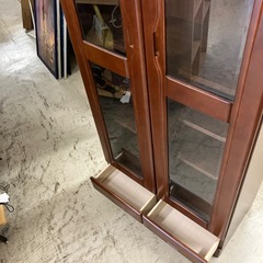ロ 2509-499 木製ガラス扉付きキャビネット キズ汚れありの画像