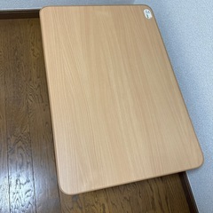 折りたたみ式テーブルの画像