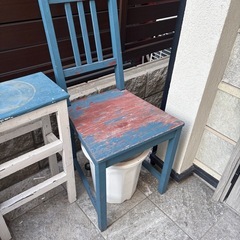 椅子3脚　台1つの画像