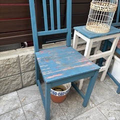 椅子3脚　台1つの画像