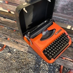 昭和レトロ　Brother製のコンパクトタイプライターの画像